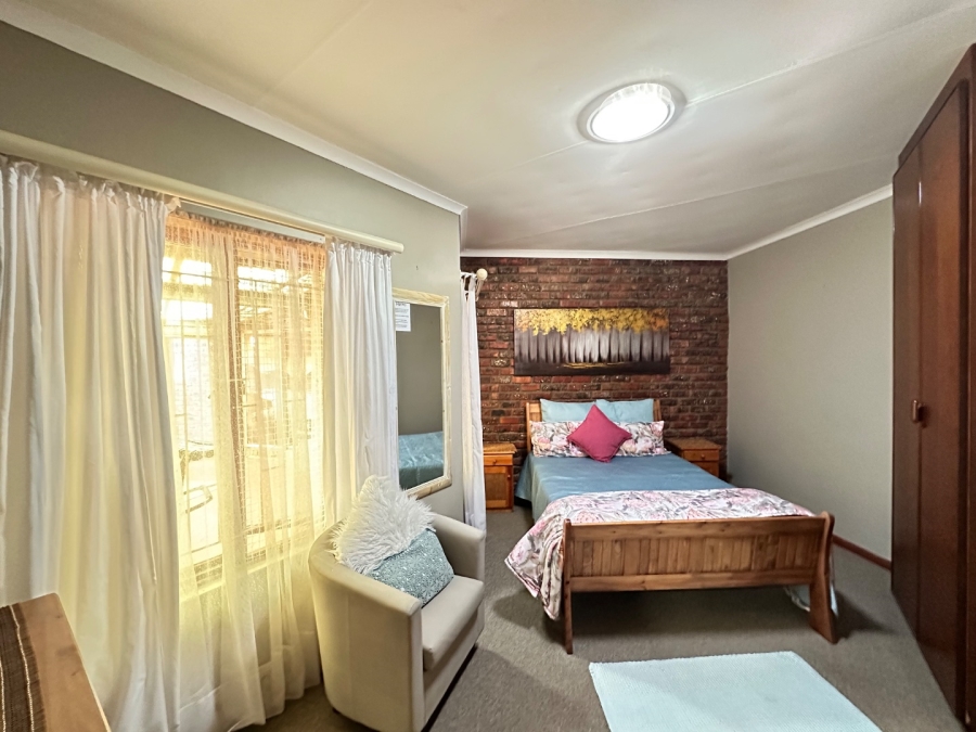 6 Bedroom Property for Sale in Heiderand Western Cape